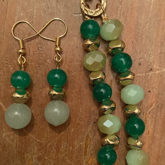 Green Beaded Necklace and Earrings Set - Picture 2 of 4
